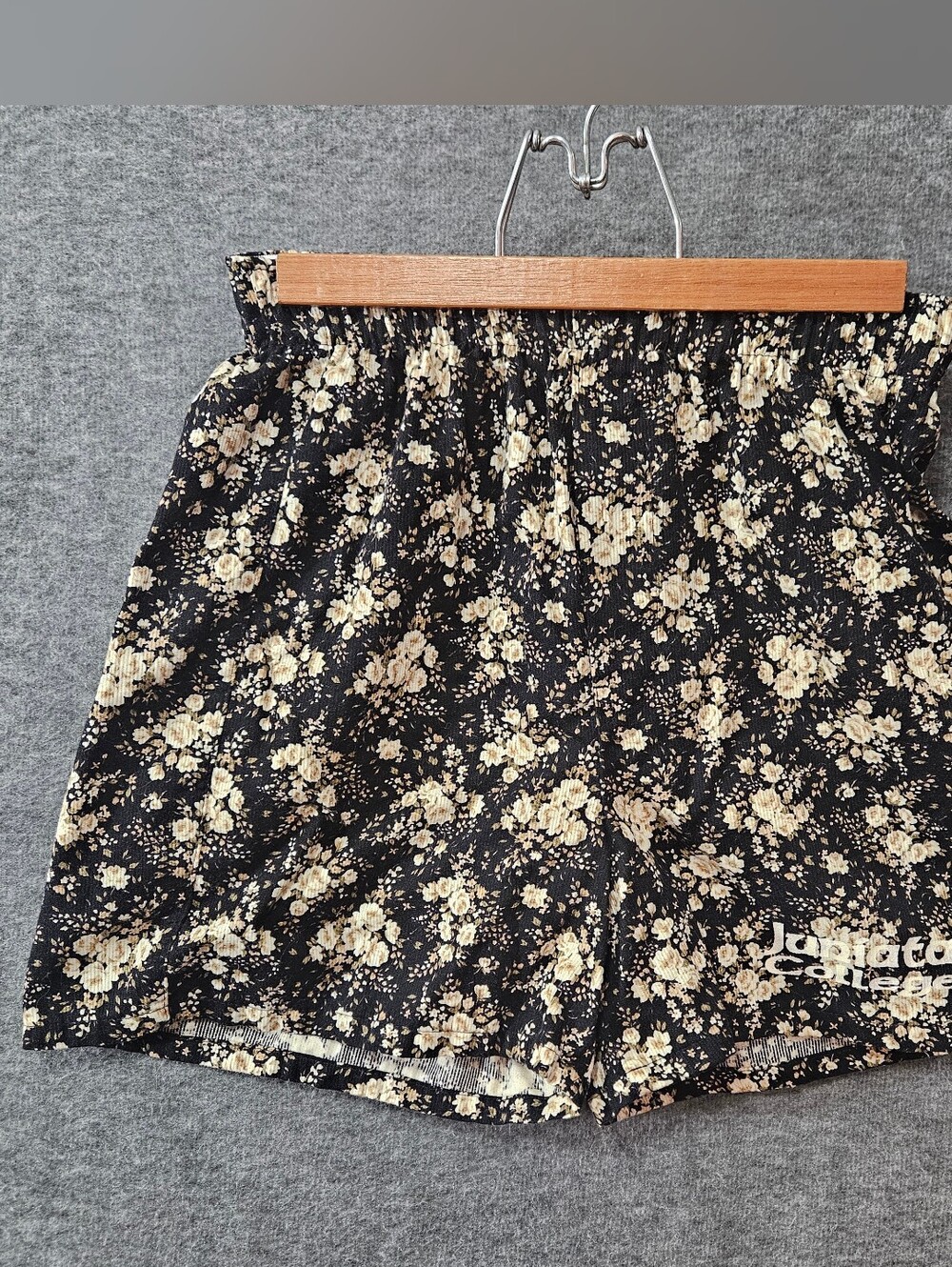 U-Trau Pull-on Shorts Women's Medium Black Floral Juniata College